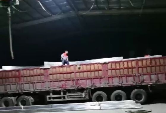 天黑了，發(fā)貨裝車依然加班進(jìn)行中，服務(wù)好更多的客戶